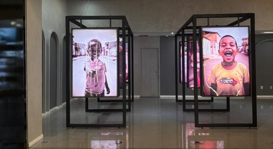 Exposição “Vozes que Ecoam” Apresenta o Primeiro Clube de Benefícios com Impacto Social do Brasil